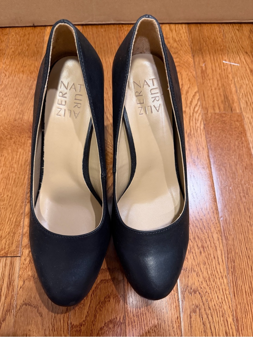 Naturalizer Black Leather Round-Toe Pump